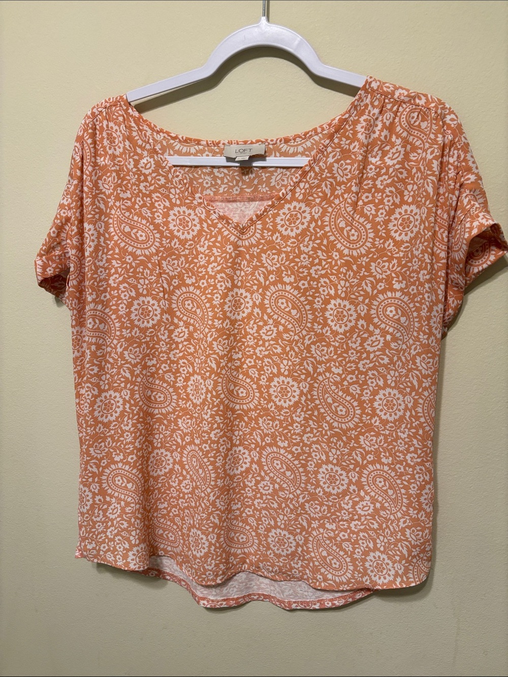 LOFT Peach Paisley Tee with Scoop Neck size Medium